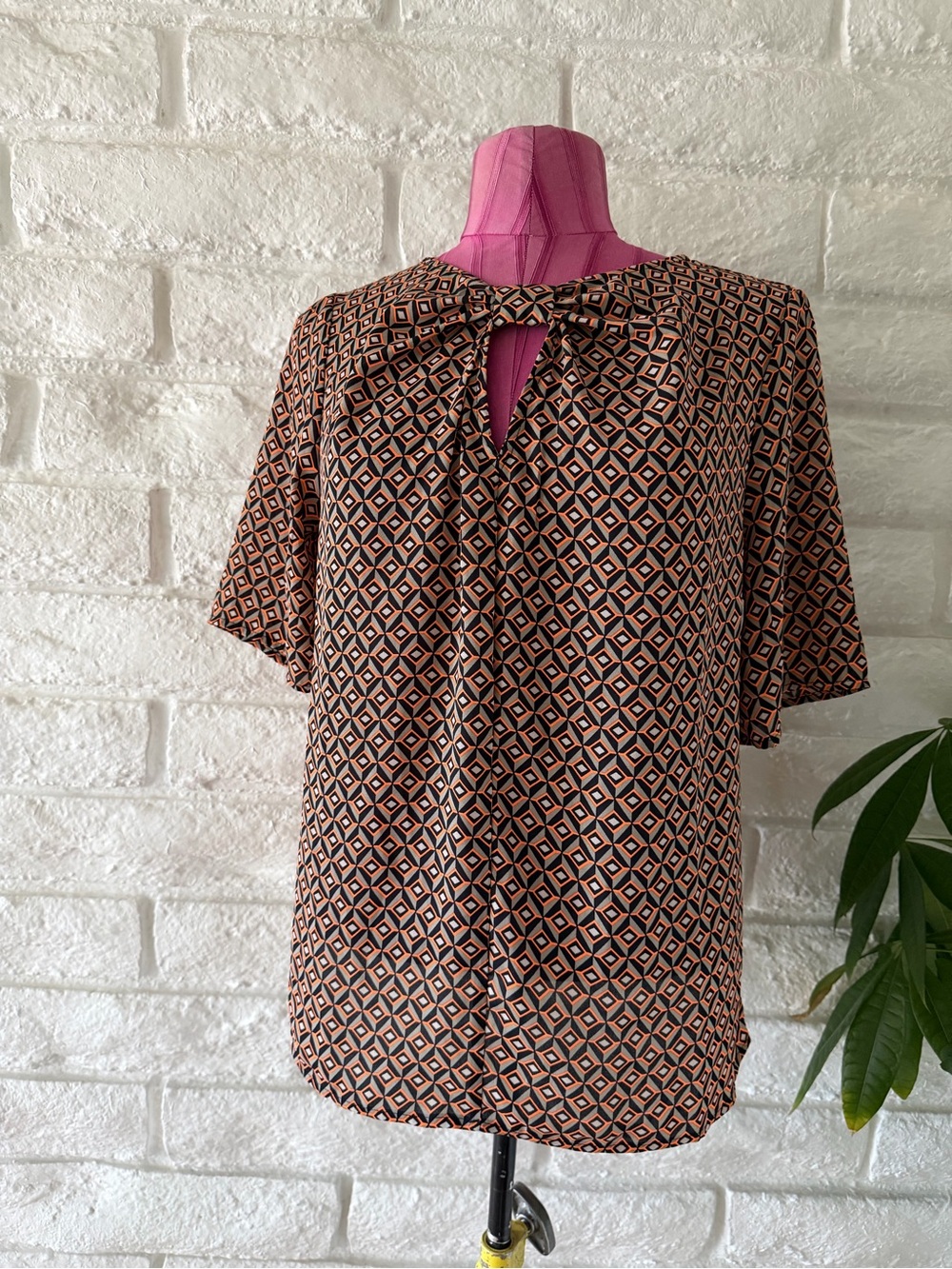 Pleione x Anthropologie Geometric Tie-Neck Blouse in Black and Rust T-7 - Picture 3 of 6